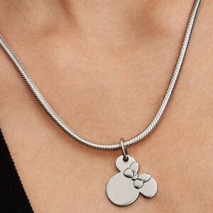 Pandora x Disney Minnie Mouse Engravable Dangle Charm
Sterling silver *NEW*